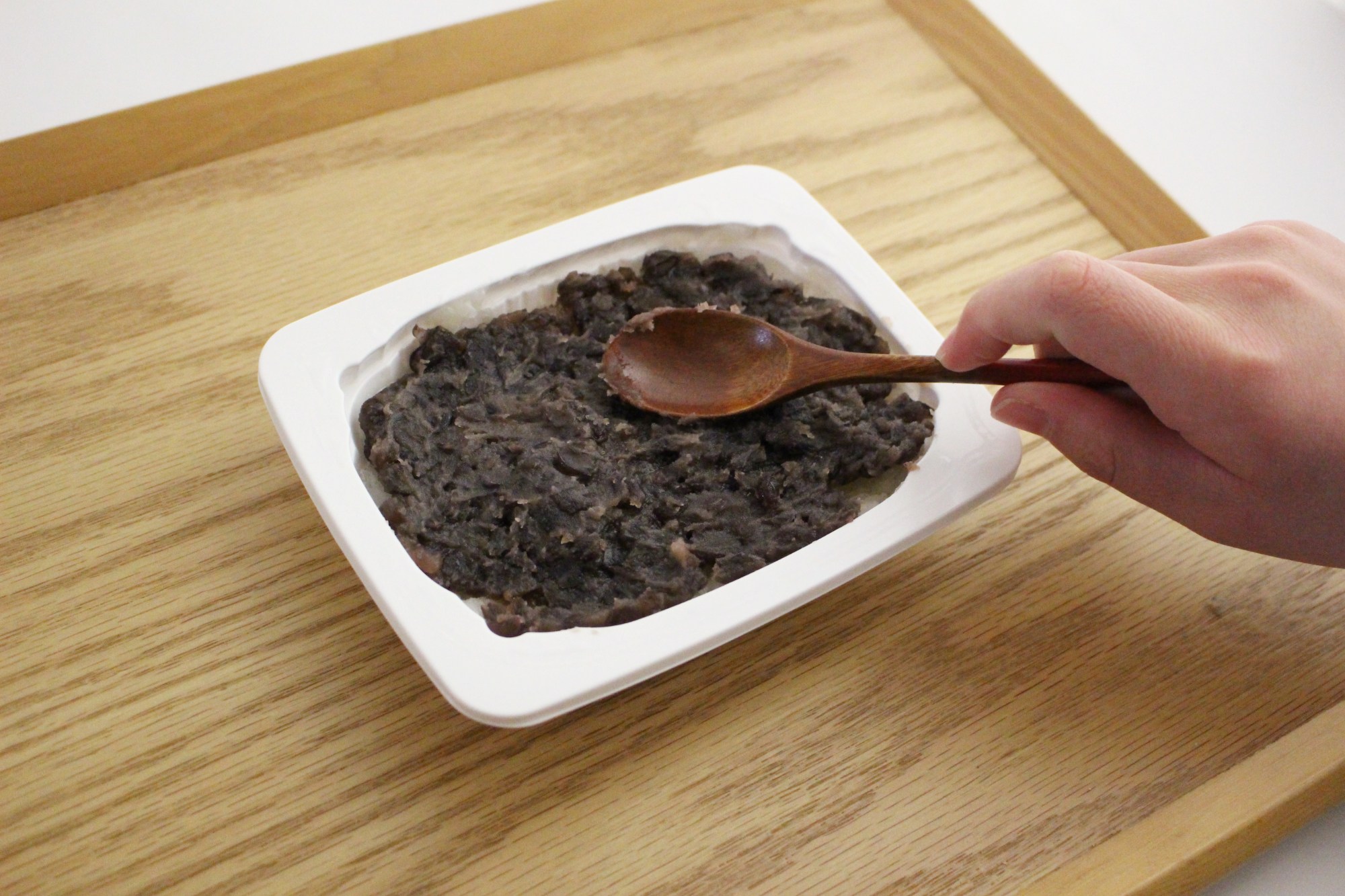 スプーンで食べるおはぎスプーンで塗る
